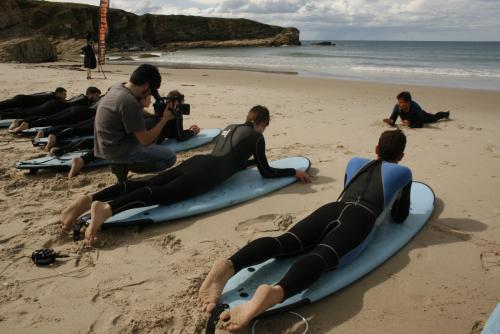 imaxe dos alumnos grabando e participando nas actividades de km0 xtreme