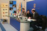 foto da rolda de prensa de presentacion dos encontro, de esquerda a dereita, Arturo Vaquero, Gómez Besteiro (Presidente da Deputación), María Hervera e José Corredoira (Director da Escola de Imaxe e Son